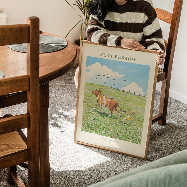 Duktiga Annika och en Ko by Elsa Beskow Poster